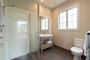 Luxury House, 3 Bedrooms | Bathroom | Shower, free toiletries, hair dryer, towels - Captain's Cottage (Russell)