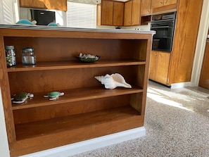 Fridge, microwave, oven, stovetop - Walk to Beach, restaurants and shops “The Estate” (Largo)