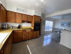 Fridge, microwave, oven, stovetop - Walk to Beach, restaurants and shops “The Estate” (Largo)