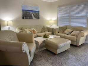 Smart TV - Walk to Beach, restaurants and shops “The Estate” (Largo)