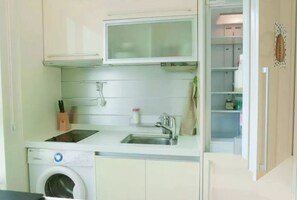 Casa (Sweet House2) | Cocina privada | Refrigerador, microondas, parrilla de estufa y cafetera y tetera 