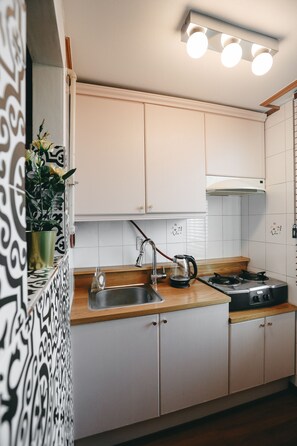 ハウス (Antique House) | 専用キッチン | 冷蔵庫、コンロ、電気ポット、調理器具と食器