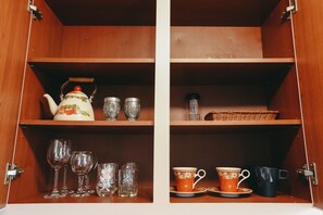 ハウス (Antique House) | 専用キッチン | 冷蔵庫、コンロ、電気ポット、調理器具と食器