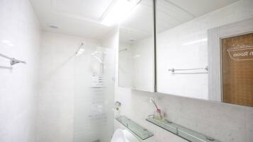 Lovely House | Bathroom | Shower, free toiletries, hair dryer, towels