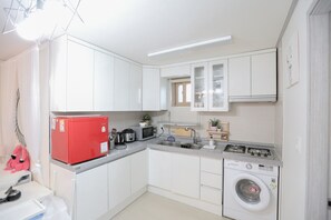 Lovely House | Private kitchen | Fridge, microwave, stovetop, coffee/tea maker - Lovely House (Seoul)