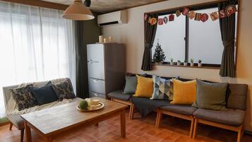 Private Vacation Home | Living room | Flat-screen TV