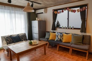 Living room - Ikken Rakutei (Tokyo)