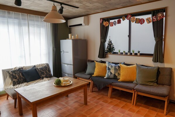 Private Vacation Home | Living room | Flat-screen TV