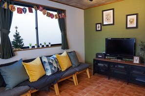 Private Vacation Home | Living room | Flat-screen TV