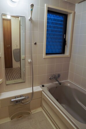 Maison (Private Vacation) | Douche de la salle de bain