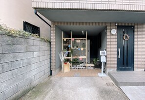 Property entrance - Ikken Rakutei (Tokyo)