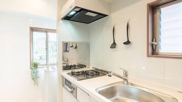 Apartment (7B) | Private kitchen | Fridge, microwave, stovetop, electric kettle