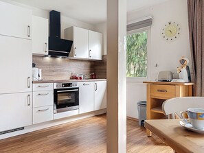 Refrigerador, horno, lavavajillas y utensilios de cocina 