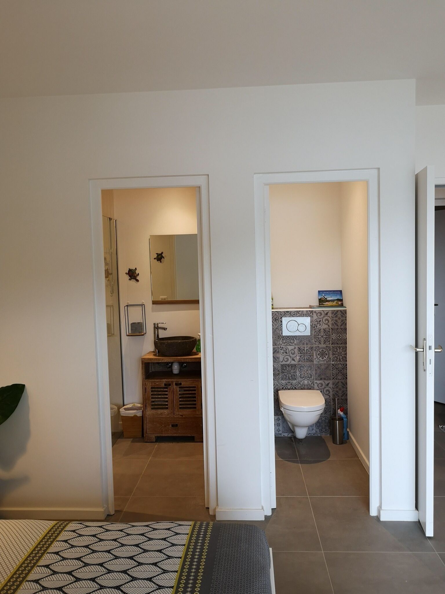 Une salle de bain moderne avec un lavabo sur pied, des toilettes et un espace douche.