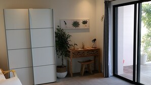 Une chambre à coucher moderne, avec un lit, un bureau et une armoire.