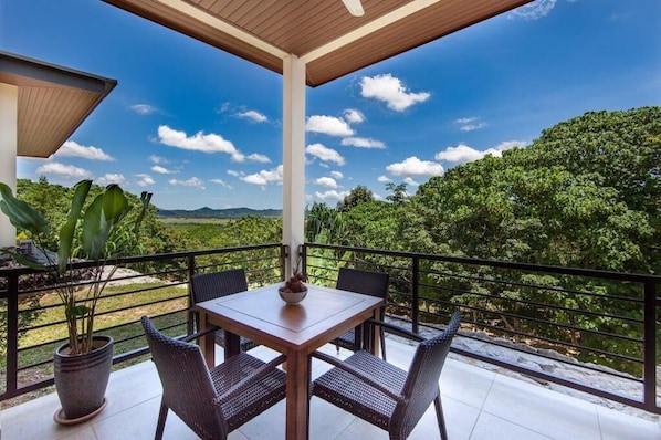 Honeymoon Villa | Balcony