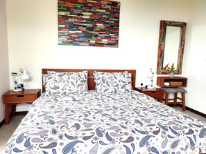 1 غرفة نوم وبديكورات فريدة لكل غرفة وطراز فريد لكل وحدة ومكواة/لوح كي