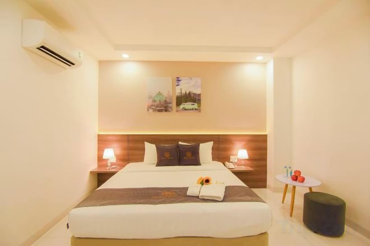 Hypo-allergenic bedding available, minibar, in-room safe, desk
