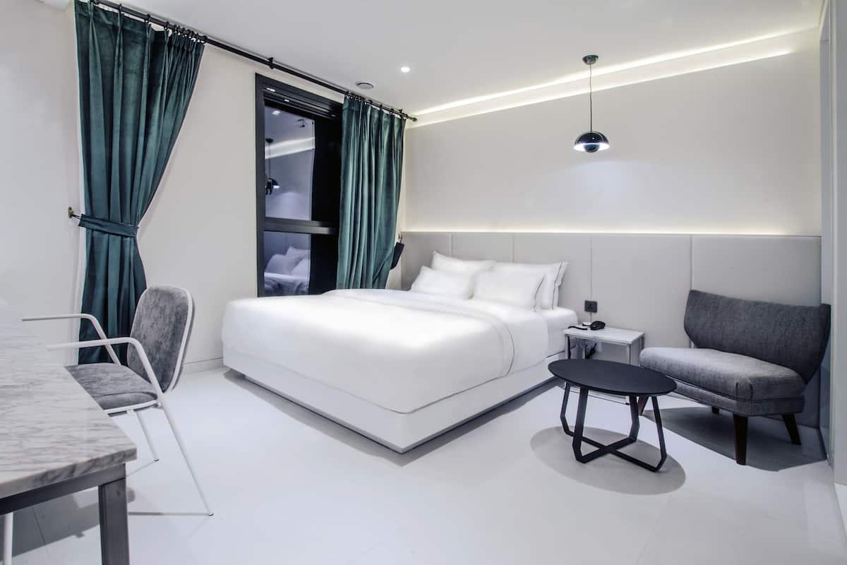 Phòng cơ bản, 1 giường đôi | Minibar với thức uống miễn phí, bàn 