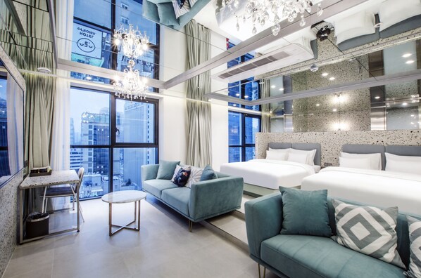 Minibar gratis, meja kerja, dan ruang kerja ramah laptop