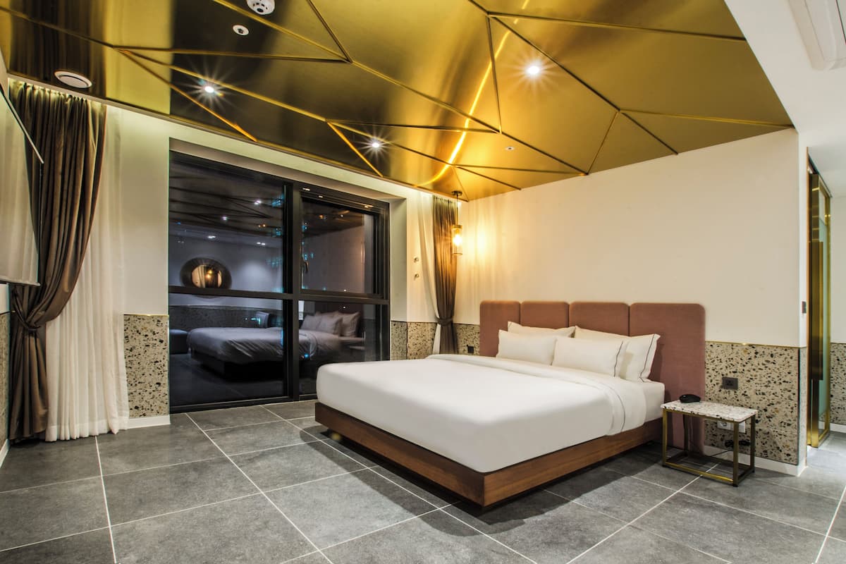 Minibar với thức uống miễn phí, bàn 