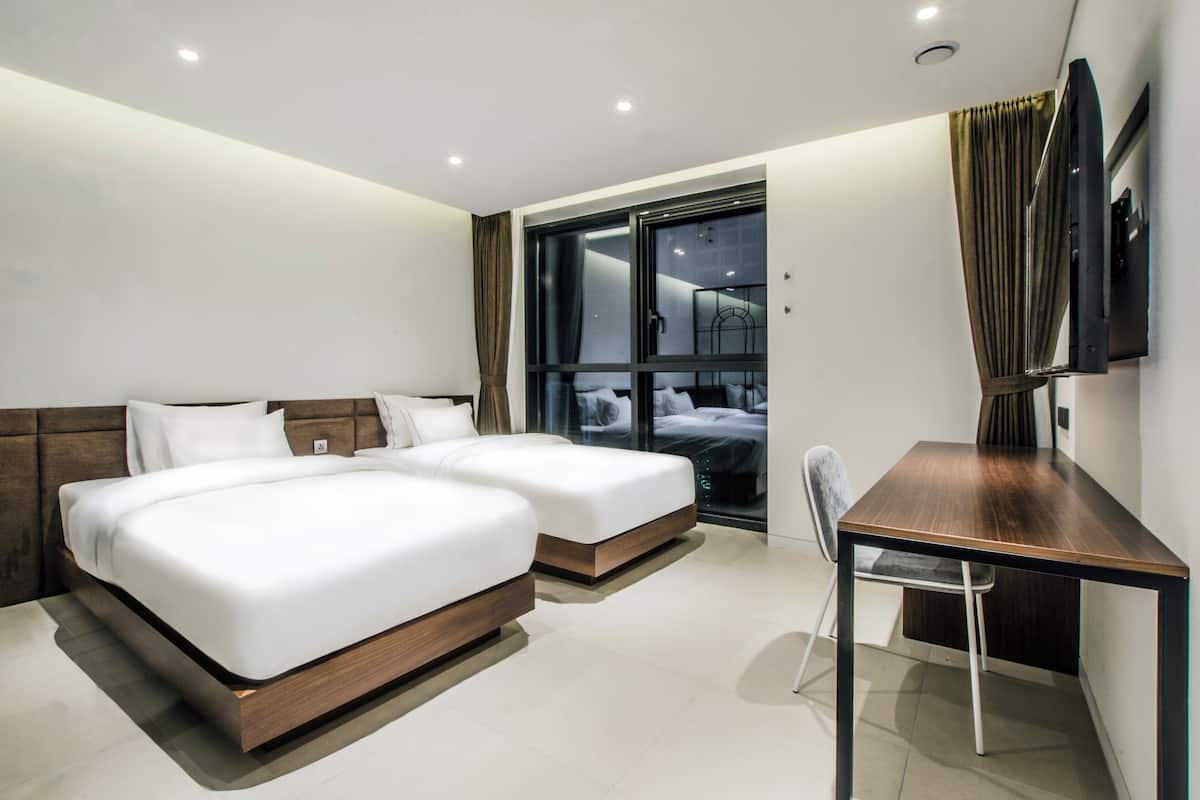 Phòng 2 giường đơn Deluxe | Minibar với thức uống miễn phí, bàn 