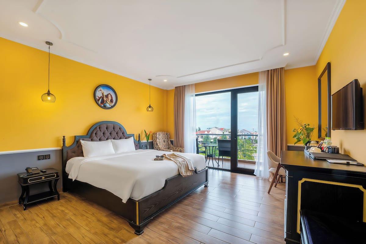 Chambre Double Deluxe, balcon, vue ville | 1 chambre, minibar, coffres-forts dans les chambres, bureau