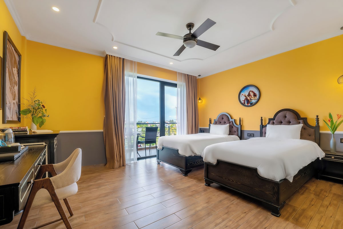 Chambre Deluxe avec lits jumeaux, balcon, vue piscine | 1 chambre, minibar, coffres-forts dans les chambres, bureau