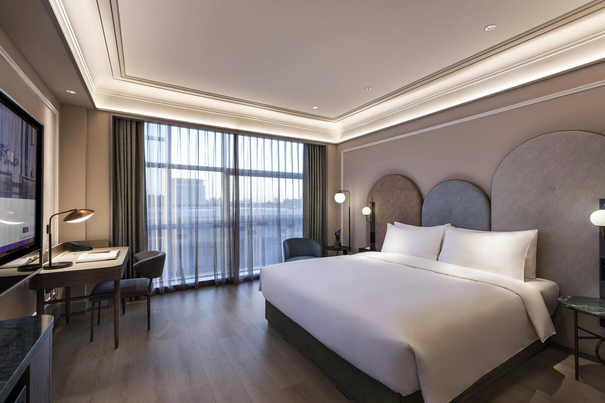 Standaard kamer, 1 kingsize bed | Een gratis minibar, een kluis op de kamer, een bureau