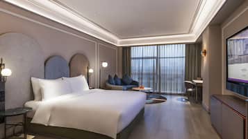 Privilege, Room, 1 King Bed | Free minibar, in-room safe, individually decorated, desk