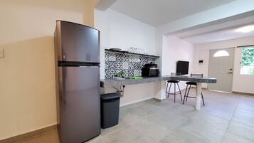 Estudio Deluxe | Cocina privada | Refrigerador con congelador, microondas, parrilla de estufa y tostadora