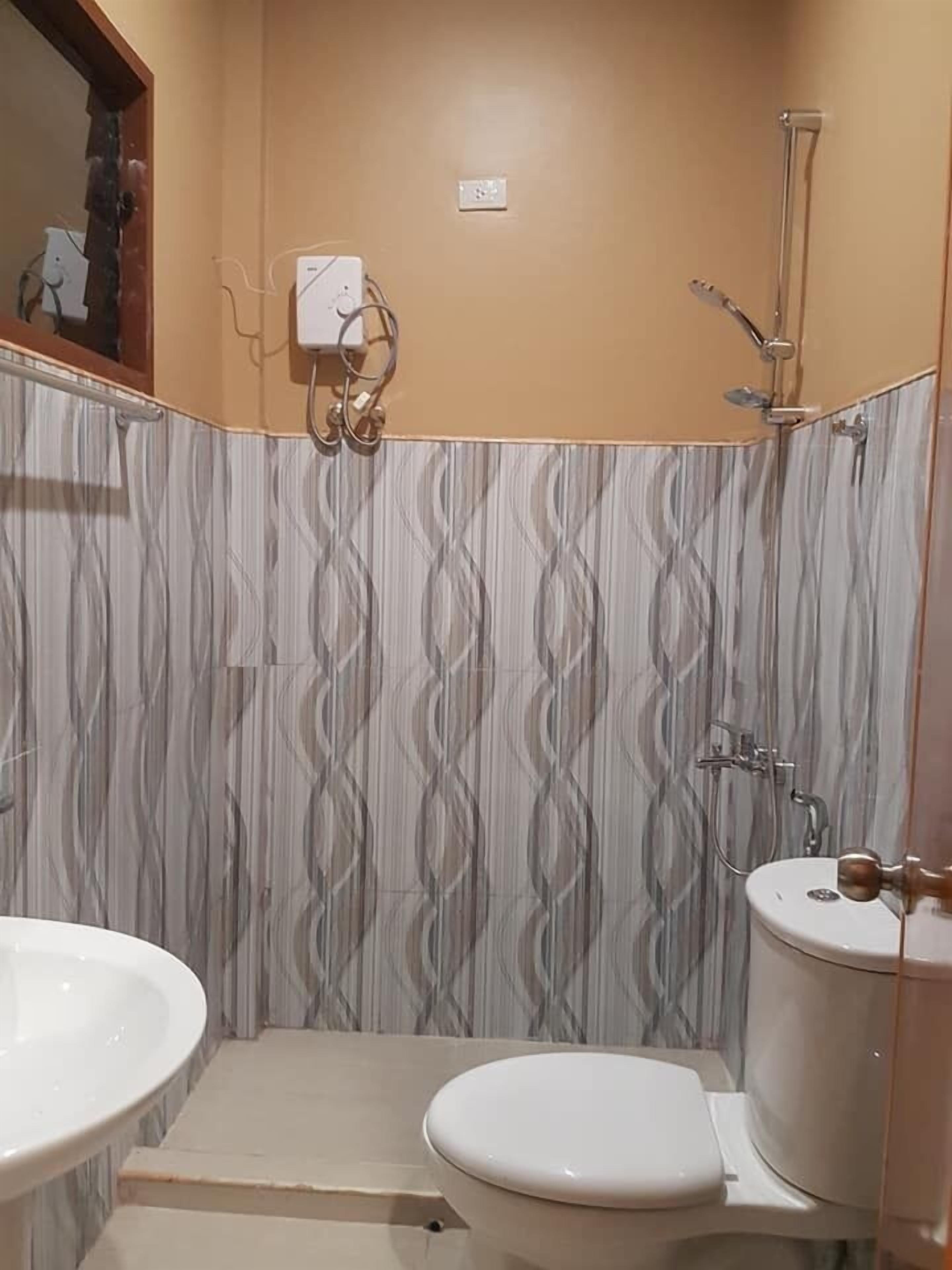 Kamar Deluks | Kamar mandi | Shower, perlengkapan mandi gratis, kloset, dan handuk