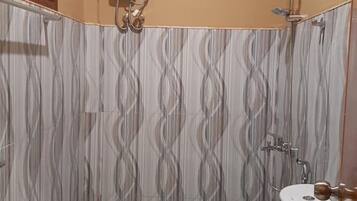 Kamar Deluks | Kamar mandi | Shower, perlengkapan mandi gratis, kloset, dan handuk