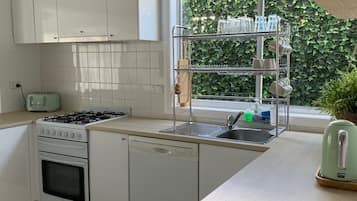 Køleskab, mikrobølgeovn, ovn, kogeplade