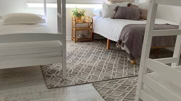 3 soveværelser, pengeskab på værelset, strygejern/strygebræt