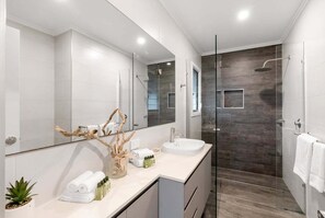 Badewanne, Haartrockner, Handtücher, Seife