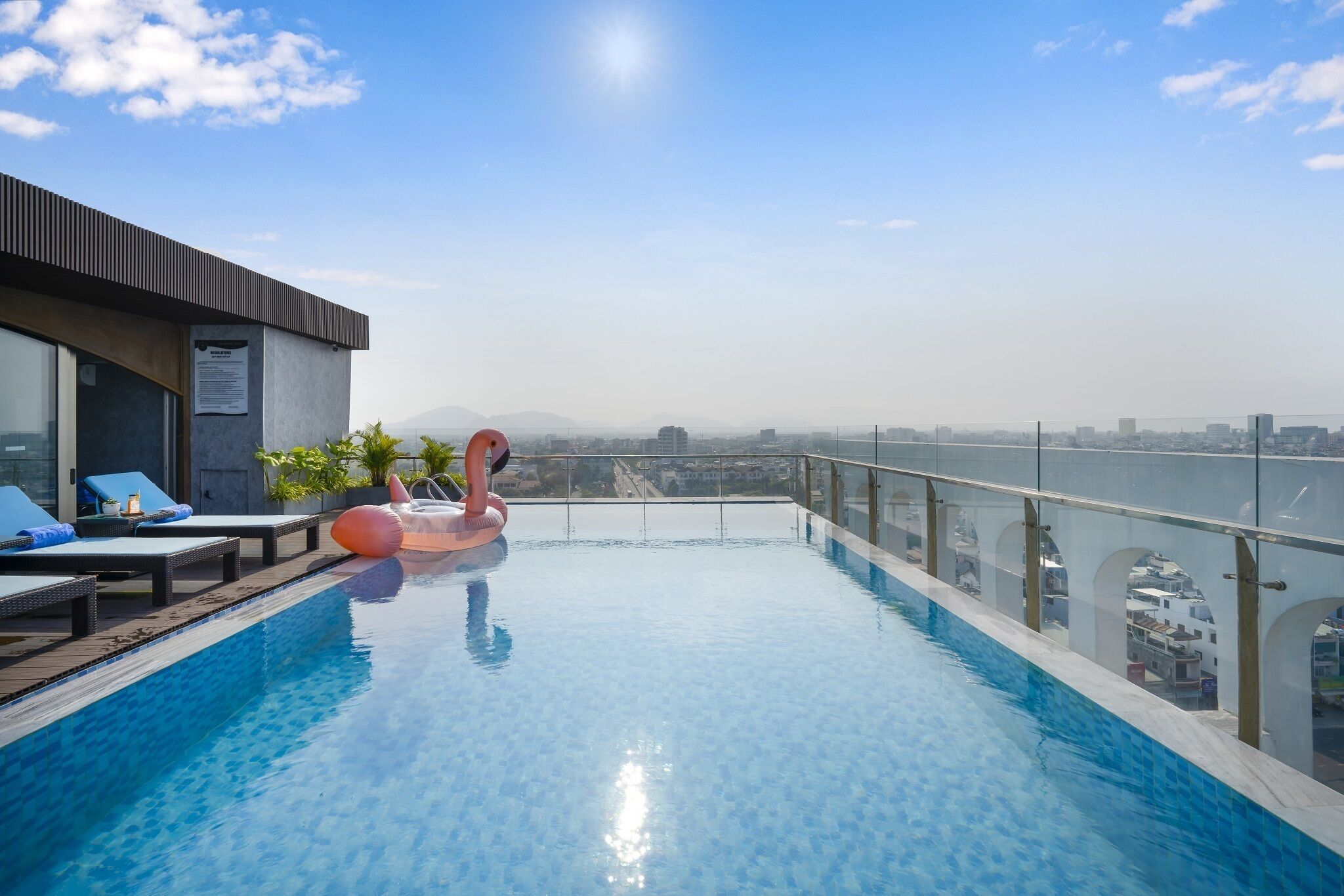 Una piscina al aire libre, cabañas de piscina gratuitas, sombrillas