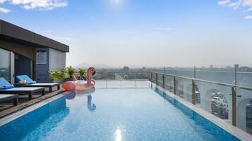 Una piscina al aire libre, cabañas de piscina gratuitas, sombrillas