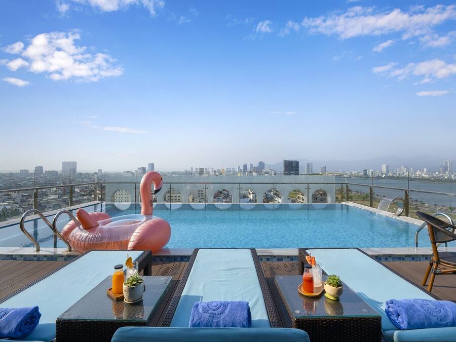 Een buitenzwembad, gratis zwembadcabana's en parasols bij het zwembad