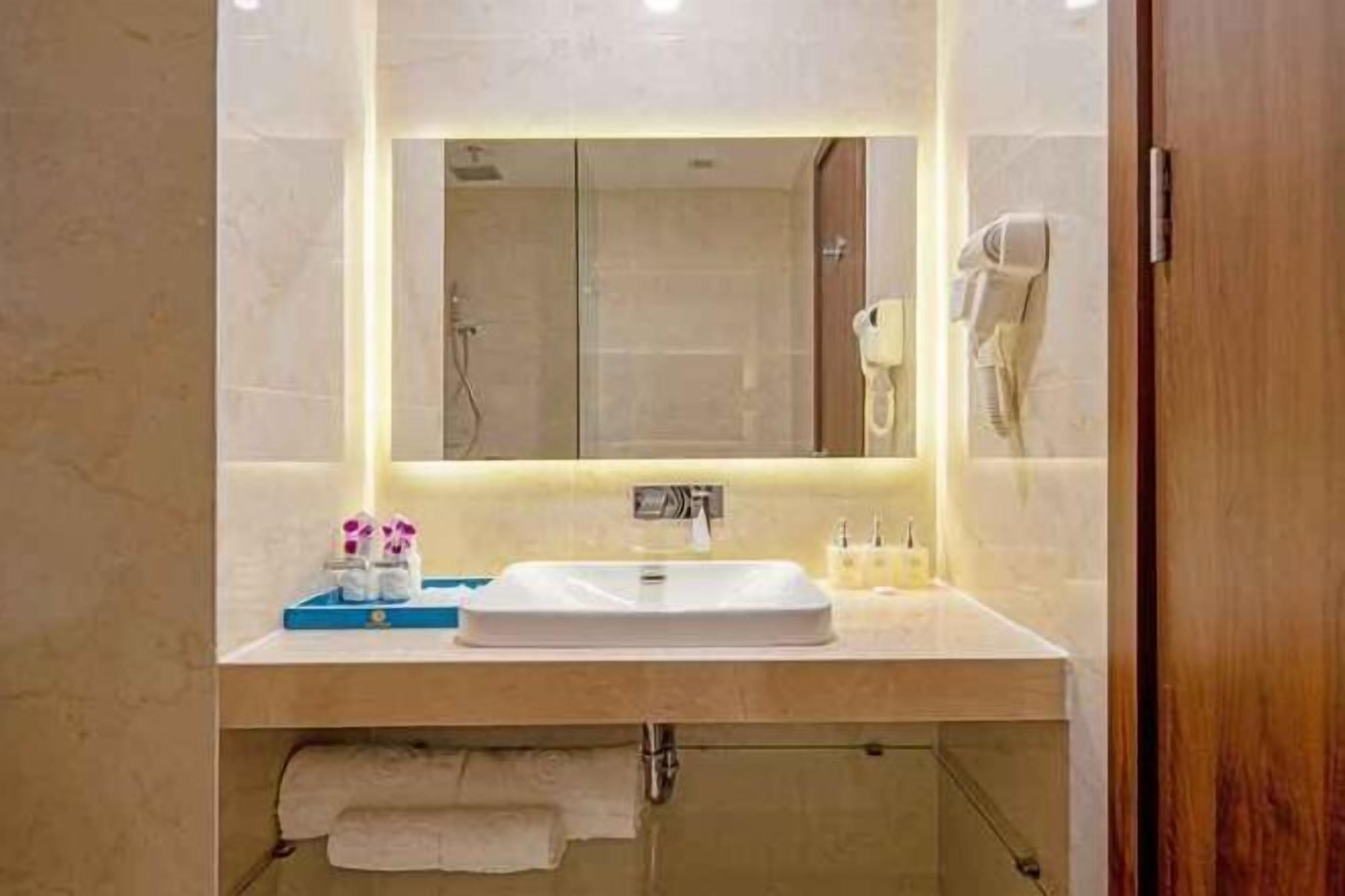 Badezimmer | Dusche, Regendusche, Designer-Toilettenartikel, Haartrockner