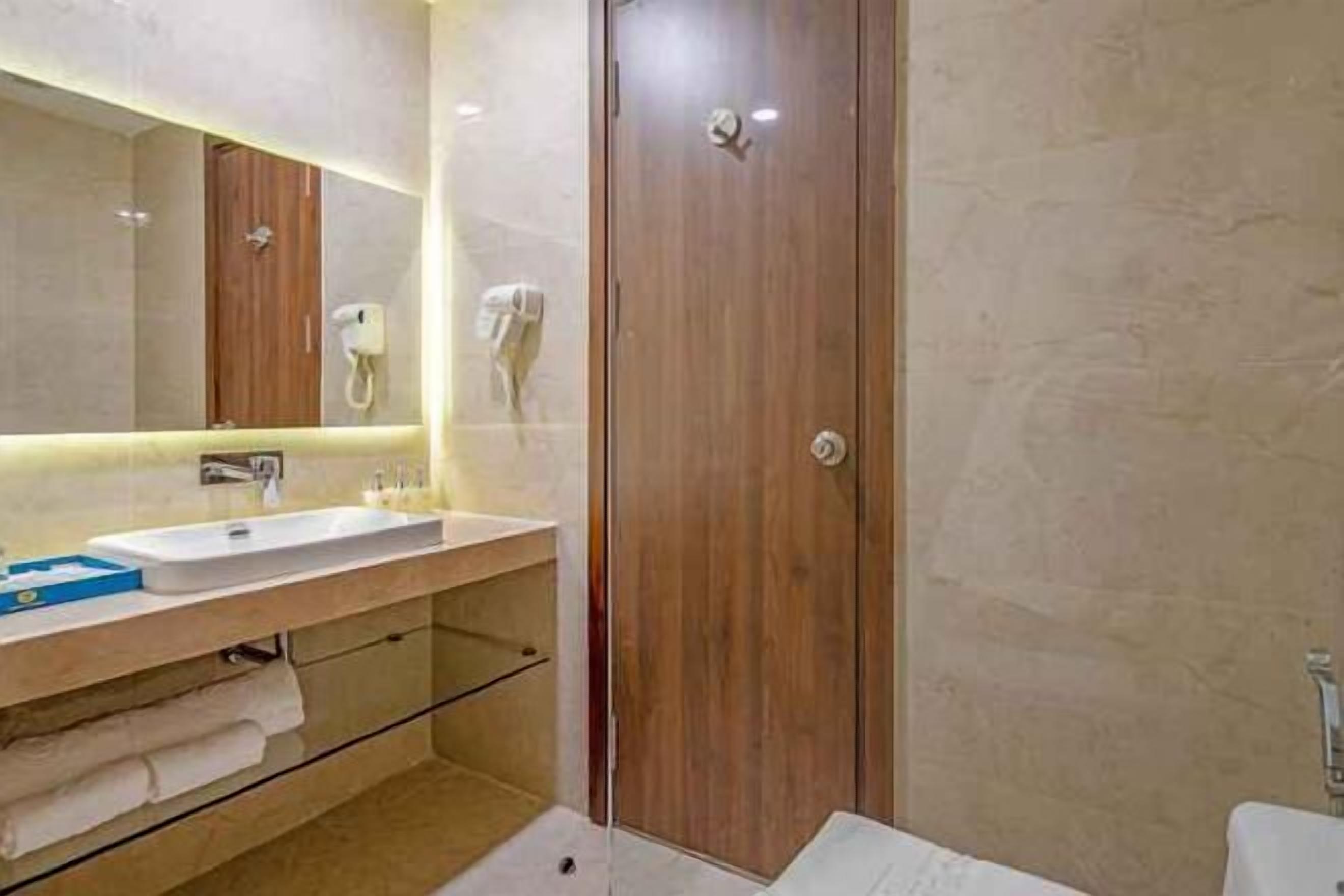 Chuveiro, chuveiro com efeito de chuva, produtos de toalete de grife 