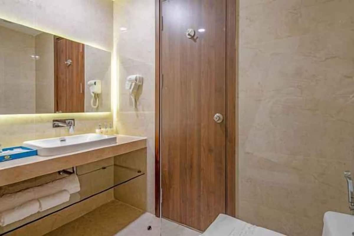 Dusj, regndusjhode, designertoalettartikler og hårføner