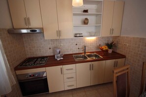 Kühlschrank, Ofen, Herdplatte, Wasserkocher mit Kaffee-/Teezubehör