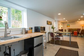 Fridge, microwave, coffee/tea maker, electric kettle - Discover vibrant Southeast Portland, just steps away from Hawthorne District (Portland)