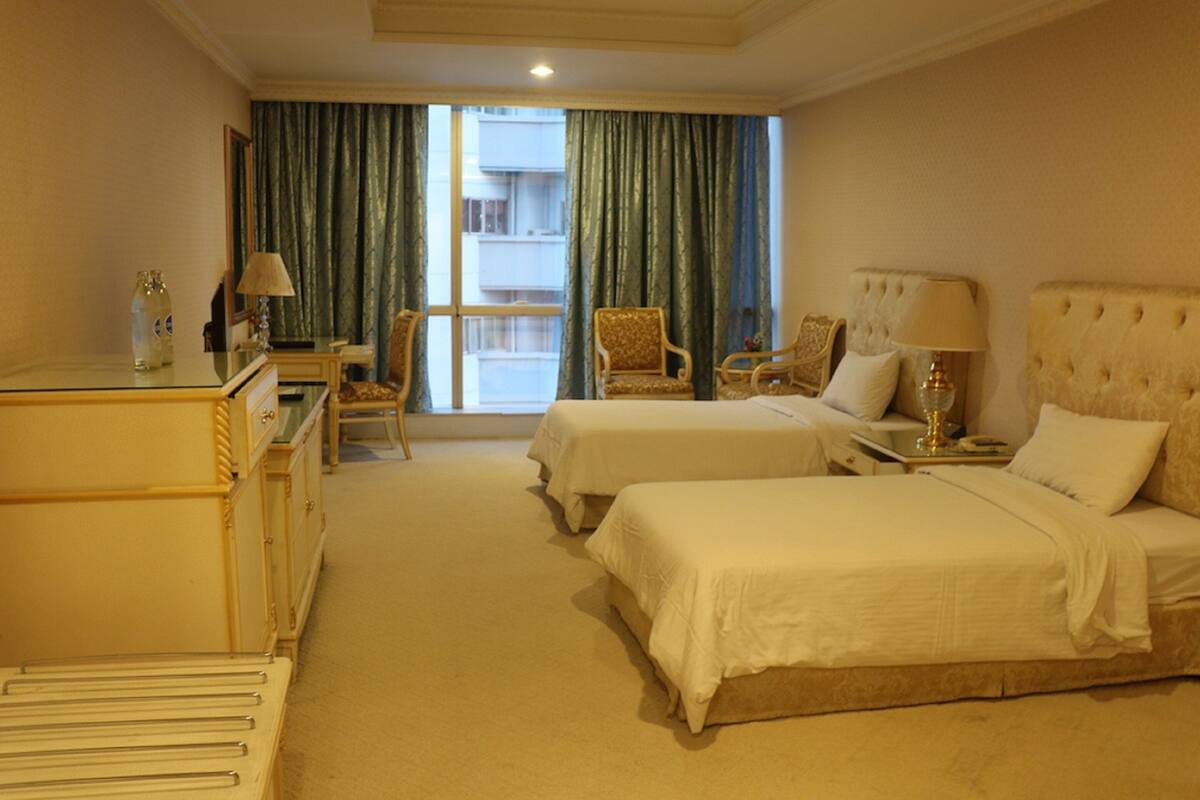 Suite presidencial, 2 habitaciones, vista a la ciudad | Caja de seguridad en la habitación y escritorio