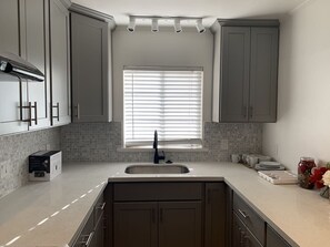 Een koelkast, een magnetron, een koffiezetapparaat/waterkoker