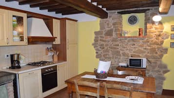 Frigorifero, microonde, forno, piano cottura