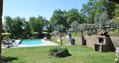 Casa vacacional con piscina y jardín