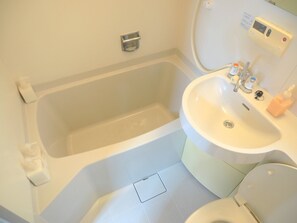 Ferienhaus (Holiday Home) | Badezimmer | Duschwanne, kostenlose Toilettenartikel, Haartrockner, Hausschuhe