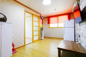 Habitación (Ondol 2 Room) | Área de sala de estar | Televisión de pantalla plana